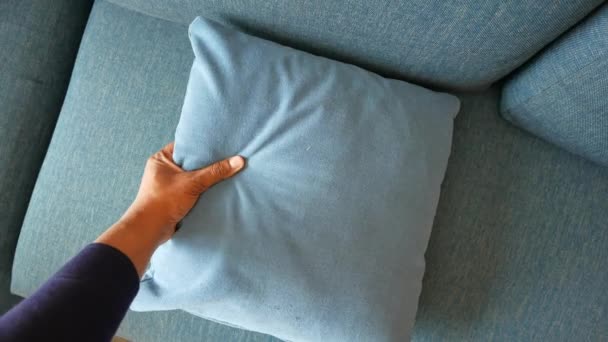 Tangan Menjaga Bantal Sofa Membersihkan Sofa — Stok Video