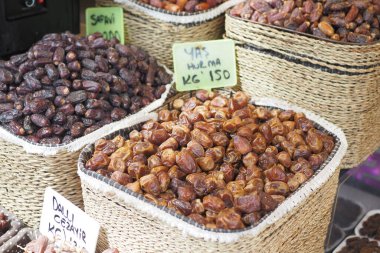  Yerel pazarda çok sayıda meyve satışı tarihi .