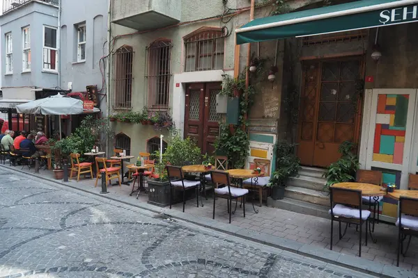 Hindi İstanbul 12 Haziran 2023 Eski Balat 'taki kafe önünde. Balat, İstanbul 'da popüler bir turizm beldesi