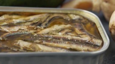 Beyaz karolar üzerinde sardalya konservesini aç