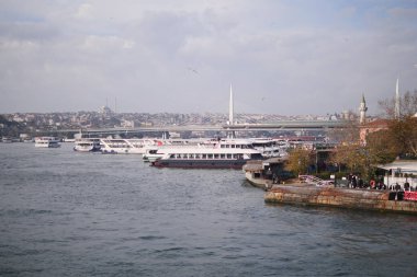 Türkiye İstanbul 18 Temmuz 2023. Boğaz 'da nakliye feribotu. Feribot yolcu taşır..