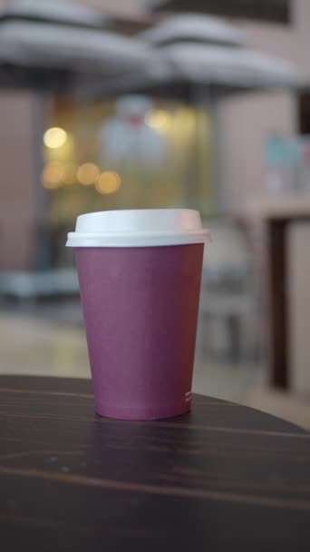 Blank Tirar Copo Café Kraft Mesa — Vídeo de Stock