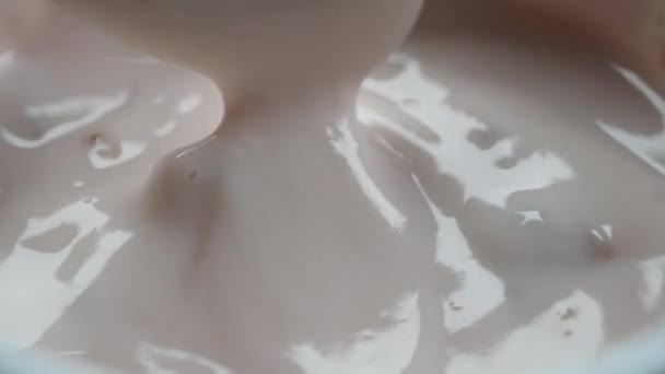 Cucchiaio Scegliere Yogurt Fresco Primo Piano — Video Stock