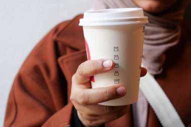 Beyaz kağıt bardak tutan kadınlar. .