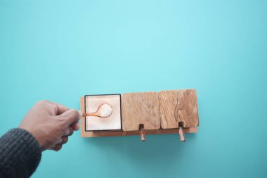 Üst kaşık görüntüsü bir kasede tuz topluyor. ,