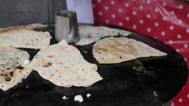 Gotowanie Tureckiego Jedzenia Chlebek Pita Jest Gotowany Ulicy — Wideo stockowe