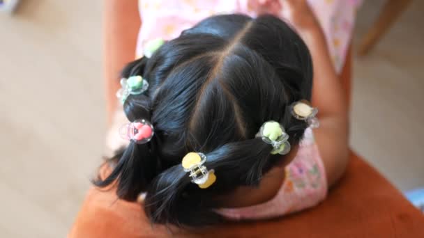Krásná Stuha Přivázána Vlasy Dítěte — Stock video