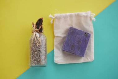 Masada ev yapımı sabun ve lavanta çiçeği var. ,