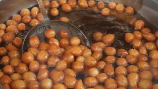 Dulces Fritos Tradicionales Lokma Jarabe Azúcar — Vídeos de Stock