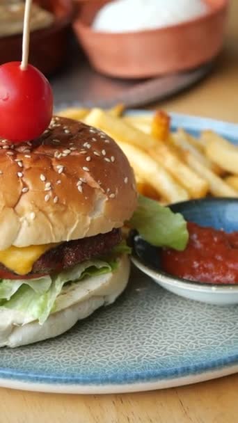 Hamburguesa Queso Con Ensalada Tomate Una Tabla Madera — Vídeo de stock