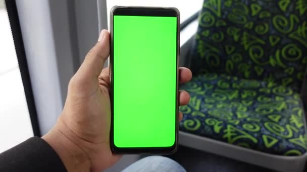 彼の携帯を使ってバスに乗っている乗客 — ストック動画