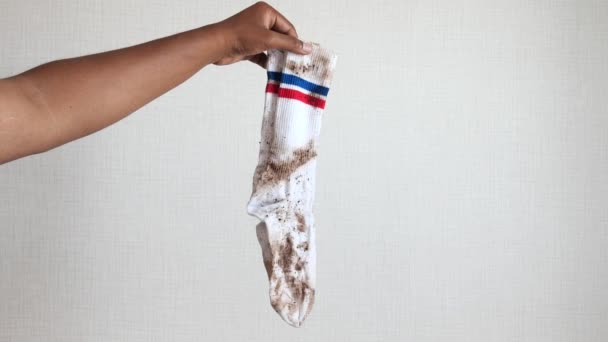 Mannen Houden Een Vuile Sokken Witte Achtergrond — Stockvideo