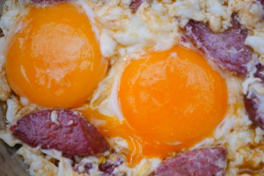 Tabakta sosisle karıştırılmış yumurta. .