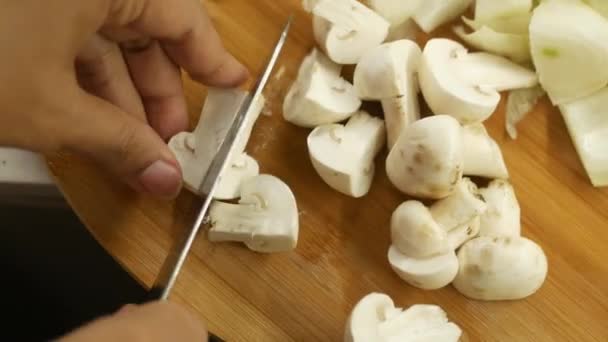 Cozinhar Casa Conceito Vista Superior Cortar Cogumelo Champinhons Fresco Uma — Vídeo de Stock