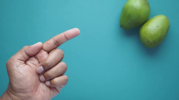 Gießen Avocado Gesichtscreme Auf Der Hand — Stockvideo