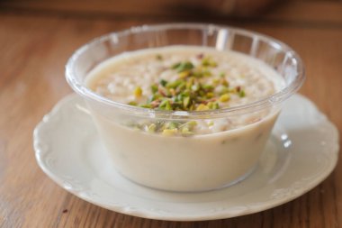  Masadaki cam kavanozda karamelli pirinç pudingi .