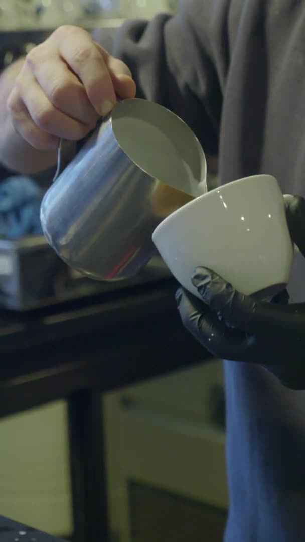 巴里斯塔女孩倒牛奶在咖啡拿铁的艺术为卡布奇诺 高质量的4K镜头 — 图库视频影像