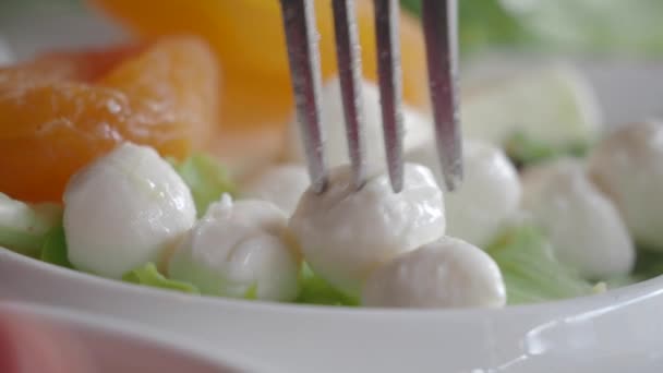 ボウルにたくさんの新鮮な白いモッツァレラチーズボール — ストック動画