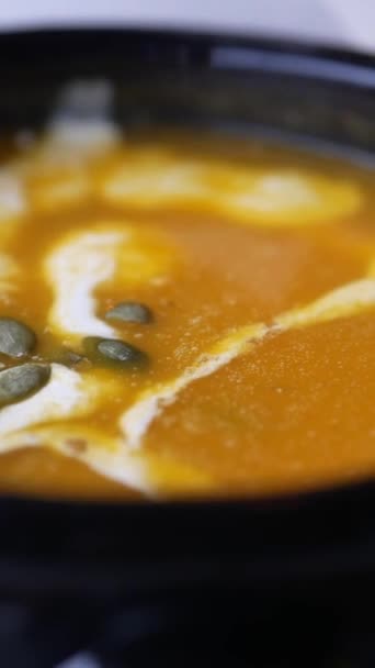 Sopa Abóbora Deliciosa Tigela Mesa Madeira — Vídeo de Stock