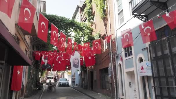 Χαμηλής Γωνίας Λήψη Τουρκικής Εθνικής Σημαίας Κρέμεται Σχοινί Στο Δρόμο — Αρχείο Βίντεο