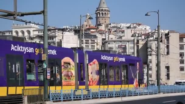 Γαλοπούλα Istanbul Ιούνιος 2023 Τραμ Στη Γέφυρα Στο Eminonu — Αρχείο Βίντεο
