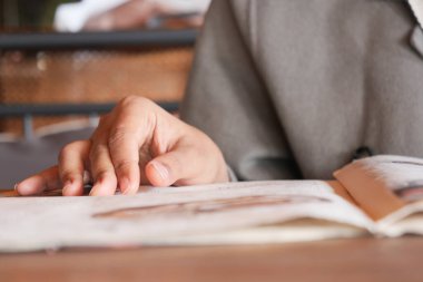 Kadınlar kafe 'de yemek menüsü okurlar.