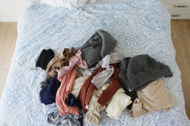 Sabahın köründe dağınık yatak, uyandıktan sonra dağınık yatak. .