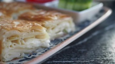 Geleneksel Türk Mutfağı Pastaları tabakta borek ,