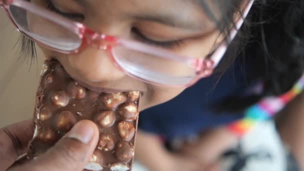 ダークチョコレートを食べる子供が近づいて — ストック動画