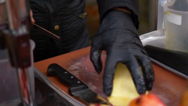 Hand Zwart Handschoenen Snijden Ananas Een Snijplank Straat — Stockvideo