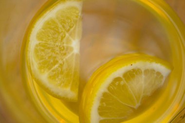 Limon çayının manzarası bir fincana doluyor. .