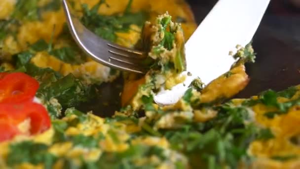 Kobiety Jedzące Zioło Egg Omelette Stole — Wideo stockowe