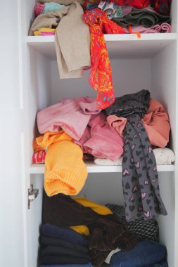 Üst görünümü dağınık kumaşlarla daha saf.