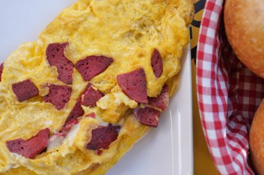  Masada sosisli yumurta omleti. .