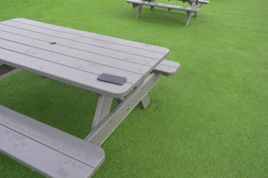 forget smartphone on a park bench, lost smart phone ,