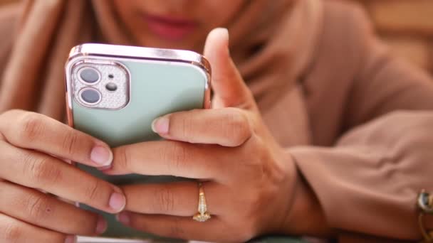 Fechar Mão Mulheres Jovens Usando Telefone Inteligente — Vídeo de Stock
