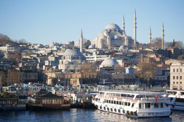 Türkiye istanbul 19 Haziran 2023 Eminonu Camii yakınlarındaki Boğaziçi nehrinin sularına park etmiş feribot.,