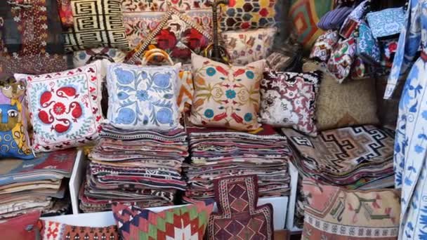 Bantal Berwarna Warni Dipamerkan Untuk Dijual Bazaar Turki Tradisional — Stok Video