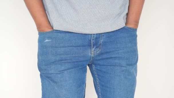 Genç Adam Boş Pantolon Cebini Fotokopi Alanı Ile Gösterir — Stok video