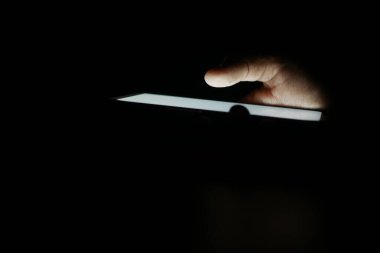 Akıllı telefon kullanarak genç adamın elini kapat.