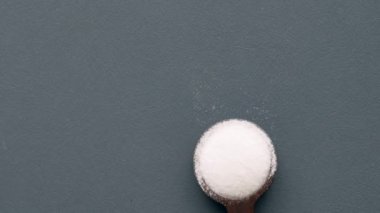çiğ pembe Himalaya tuzuyla beyaz tuzu karşılaştırmak ,