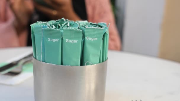 Masadaki Kağıt Pakette Beyaz Şeker — Stok video