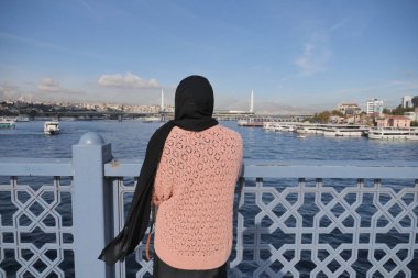 Mutsuz kız bankta dikiliyor 