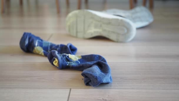 Kirli Çorap Ayakkabı Yerde — Stok video