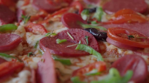Snijd Van Salami Worst Kaas Pizza Een Bord — Stockvideo