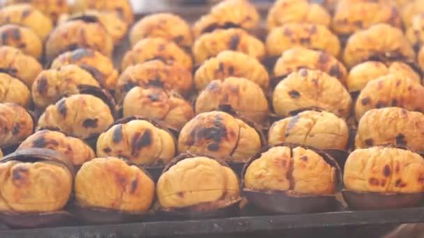 Geleneksel Istanbul Caddesi Yiyecek Izgara Kestane Üst Üste — Stok video