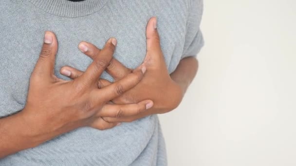 Junger Mann Erleidet Schmerzen Herzen Und Hält Brust Mit Der — Stockvideo