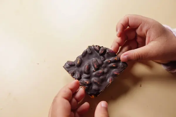 Niño Sosteniendo Caramelo Chocolate Negro Imágenes De Stock Sin Royalties Gratis