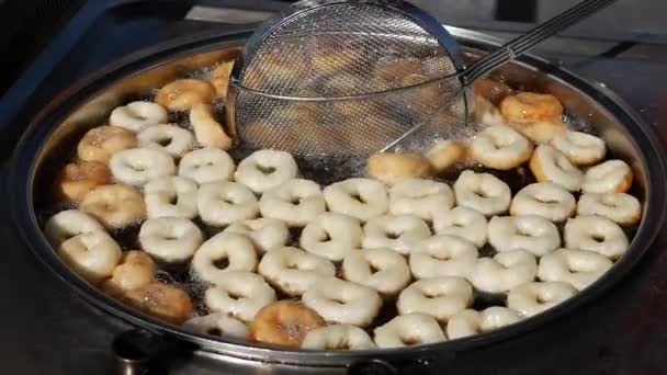 シュガーシロップの伝統的な揚げ菓子ロクマ — ストック動画