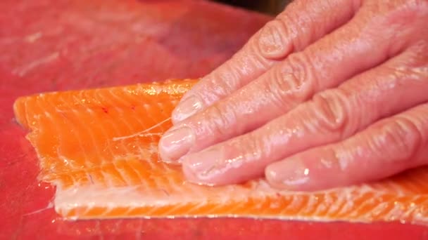 Kırmızı Tahtada Somon Balığı Kesme Hareketi — Stok video